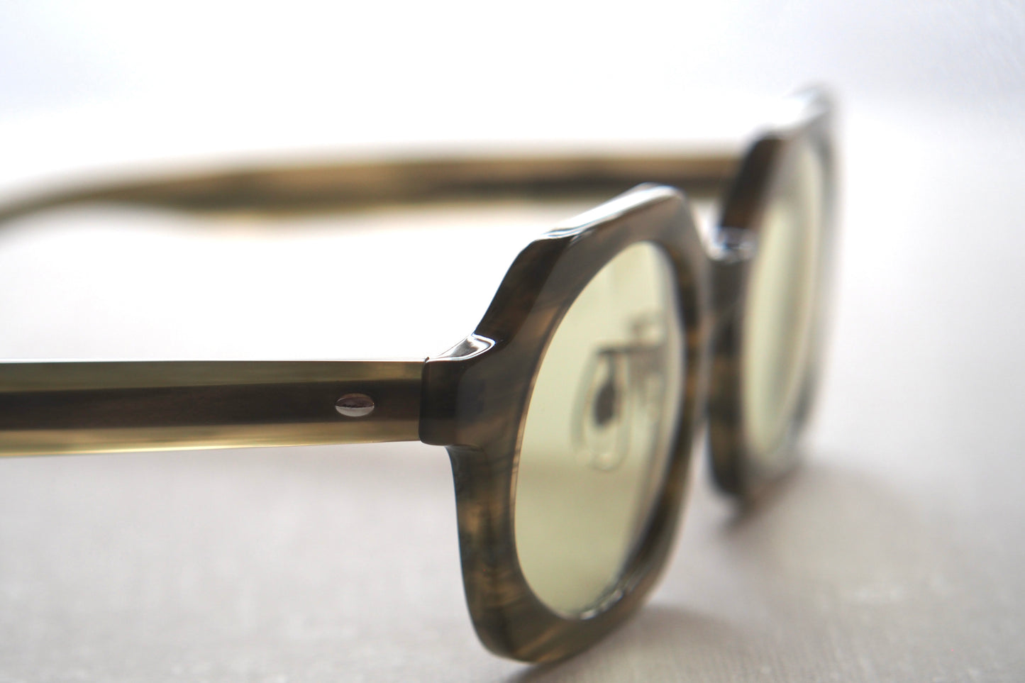 Kearny gravel 06 / green stone × beige　green tea　lens