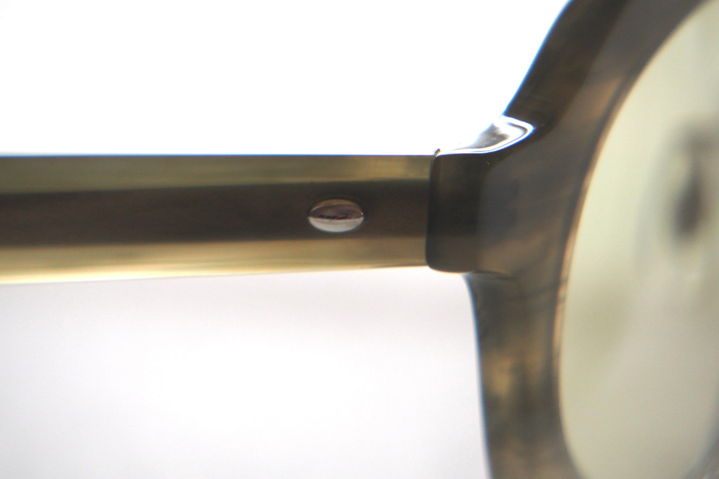 Kearny gravel 06 / green stone × beige　green tea　lens