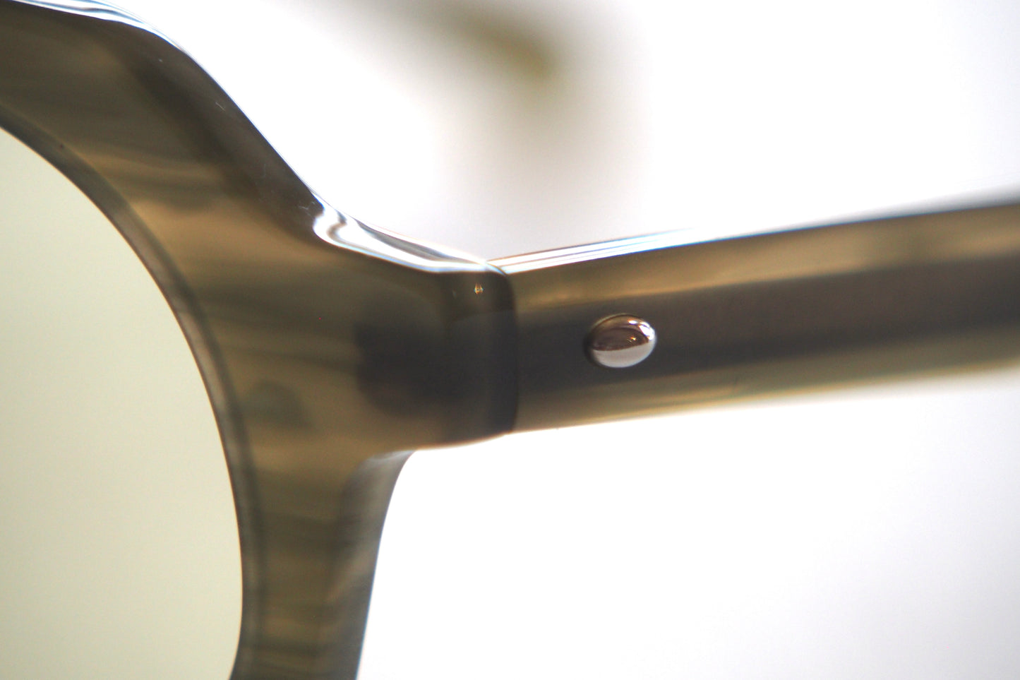 Kearny gravel 06 / green stone × beige　green tea　lens