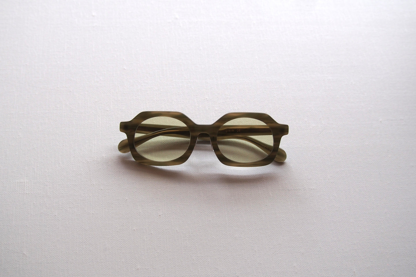 Kearny gravel 06 / green stone × beige　green tea　lens