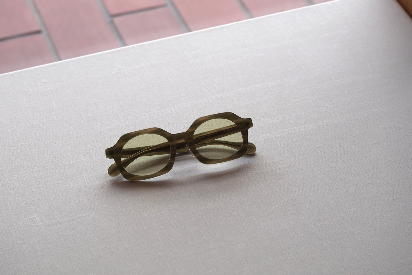Kearny gravel 06 / green stone × beige　green tea　lens