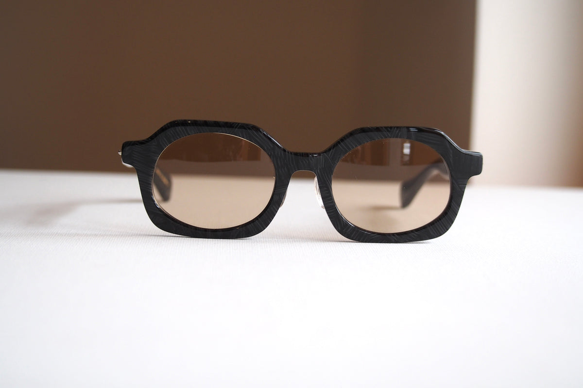 Kearny gravel 06 / black stone coarse tea lens – SUI OPTIQUE