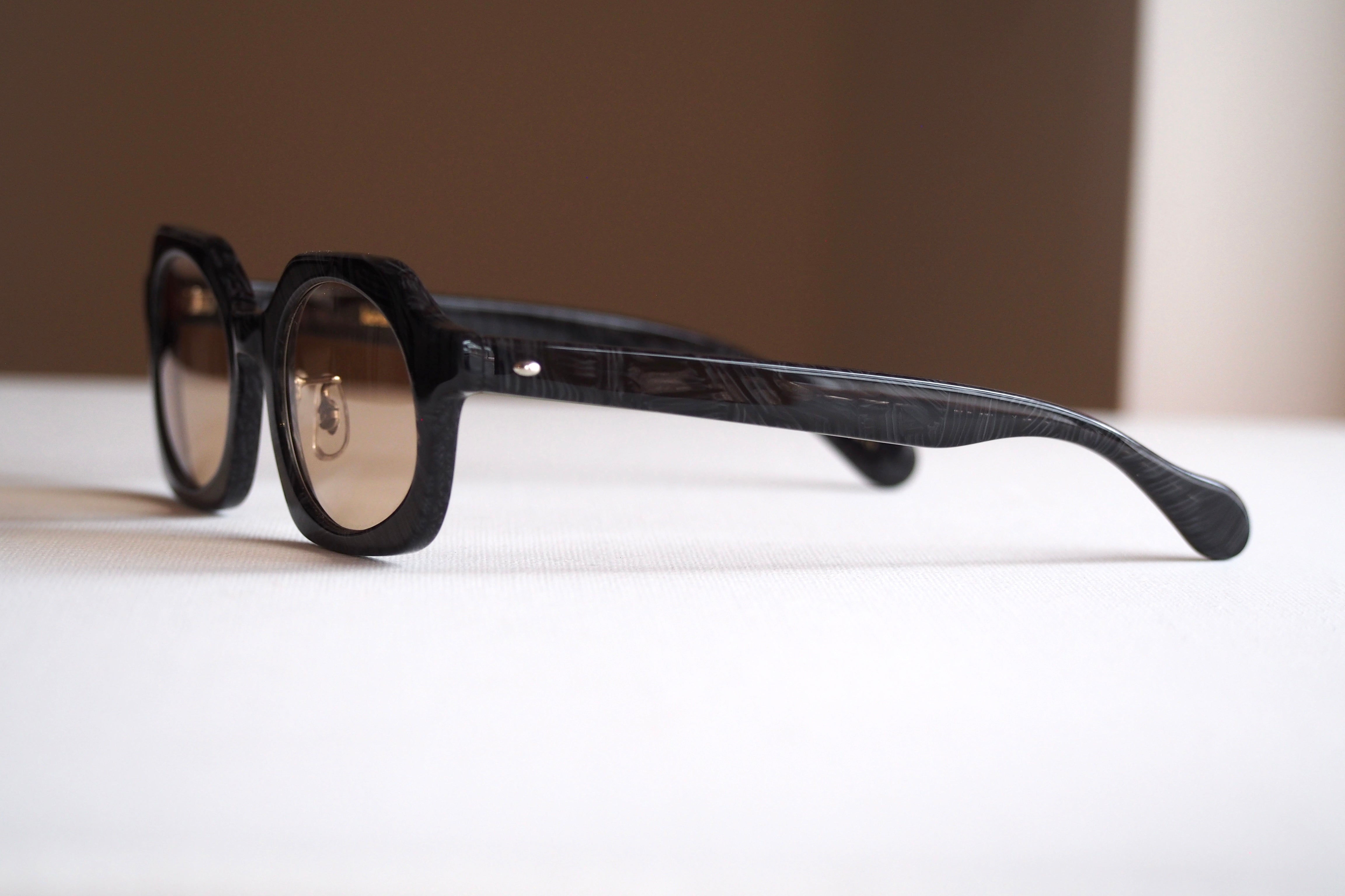 Kearny gravel 06 / black stone coarse tea lens – SUI OPTIQUE
