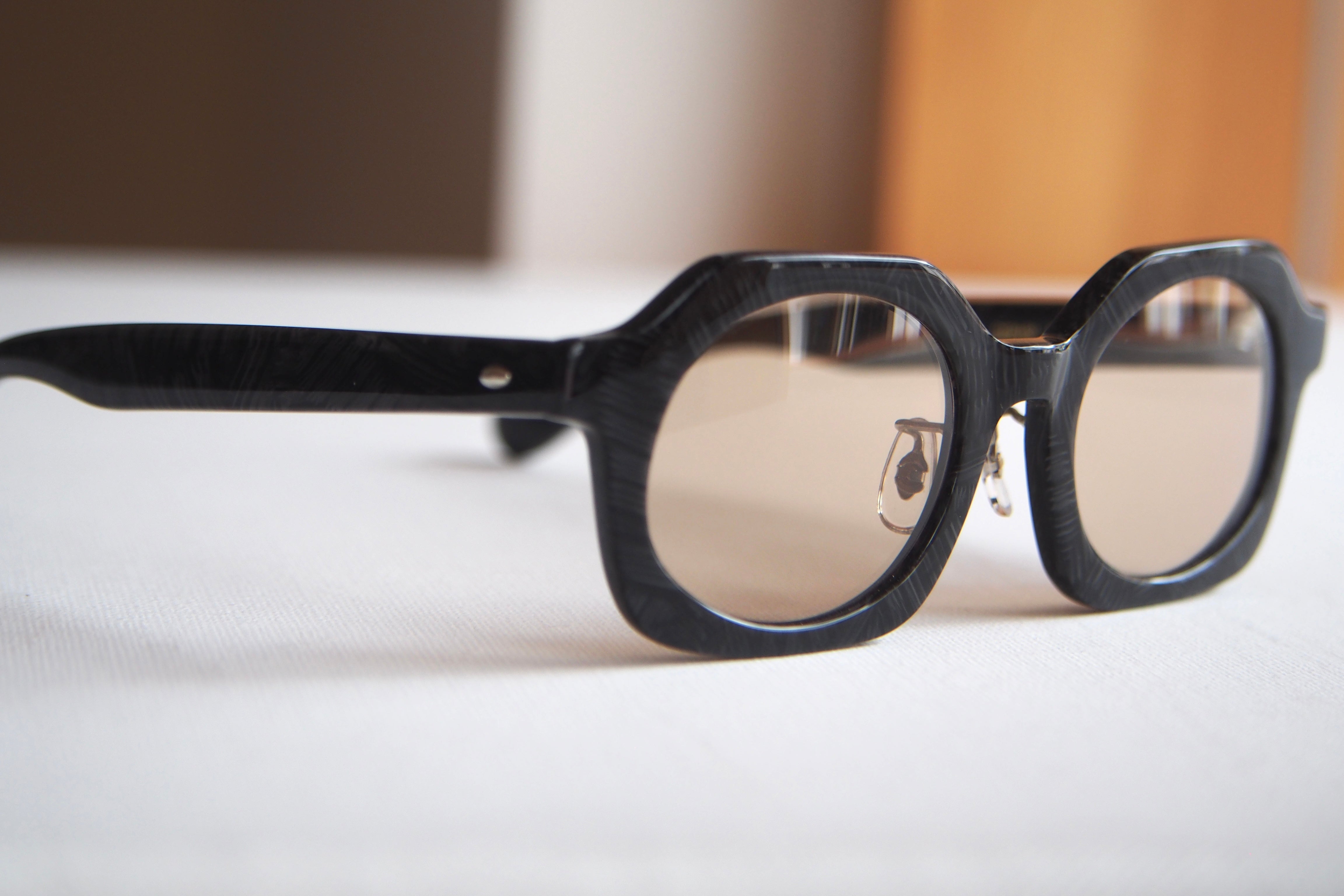 Kearny gravel 06 / black stone coarse tea lens – SUI OPTIQUE