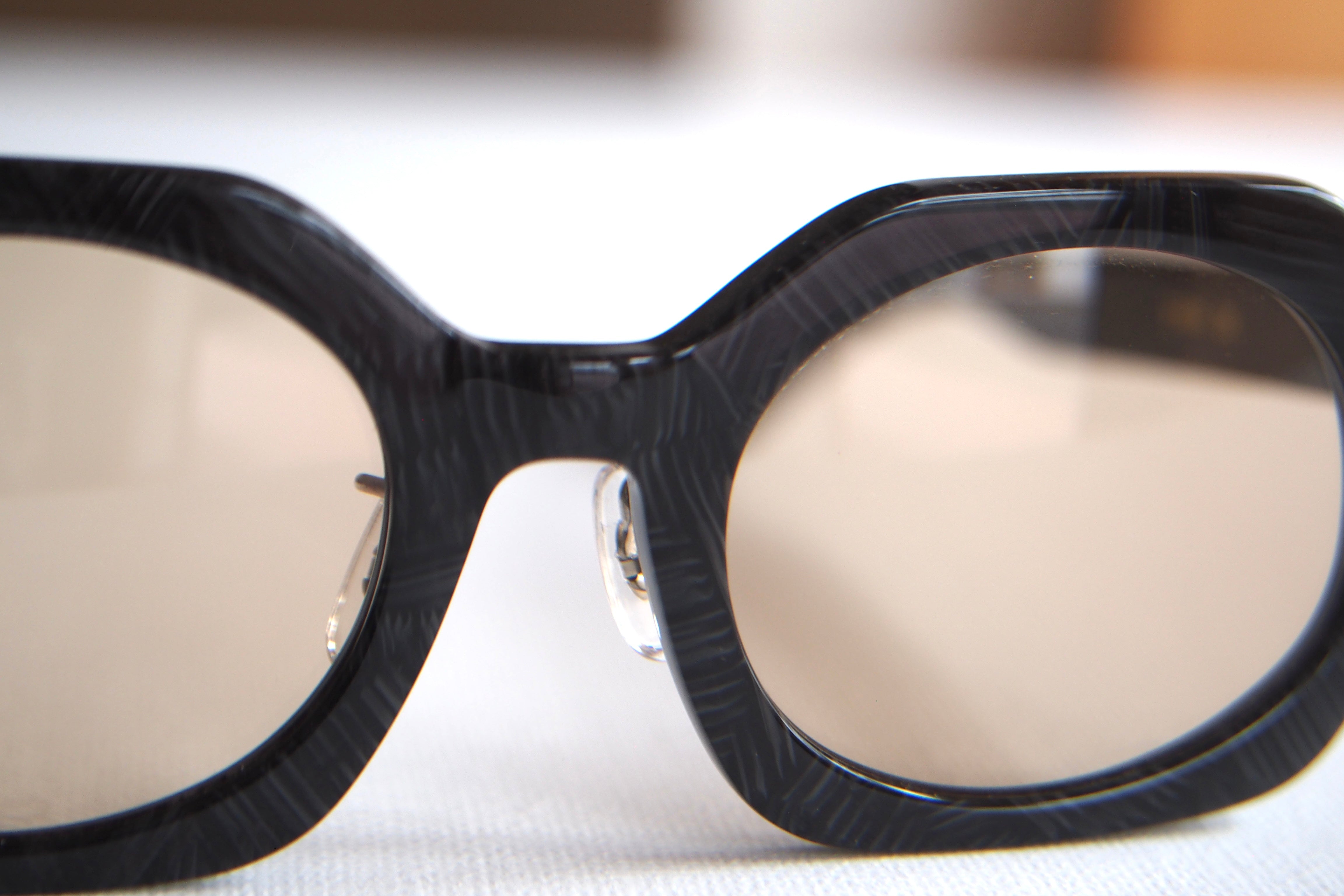 Kearny gravel 06 / black stone coarse tea lens – SUI OPTIQUE