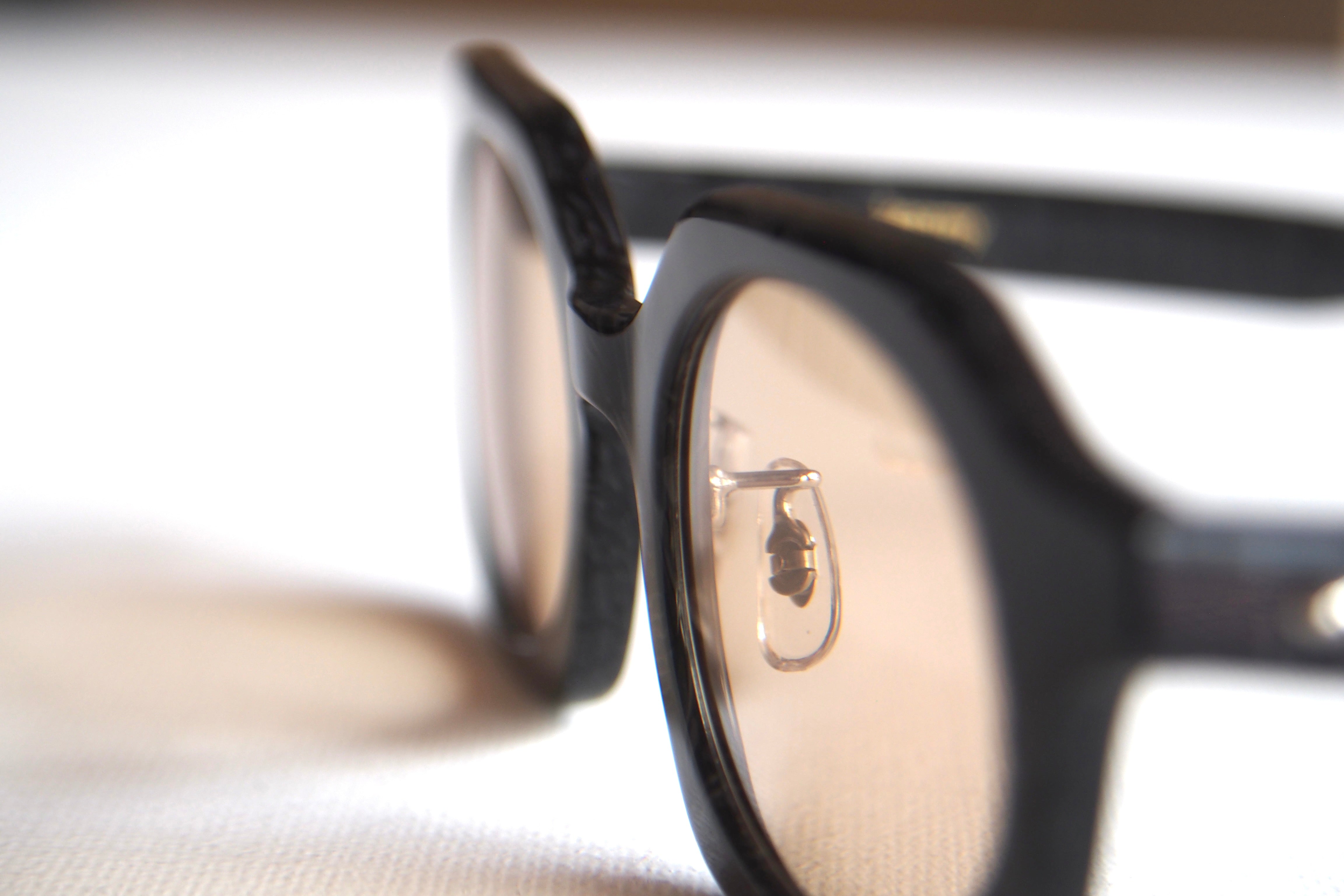 Kearny gravel 06 / black stone coarse tea lens – SUI OPTIQUE