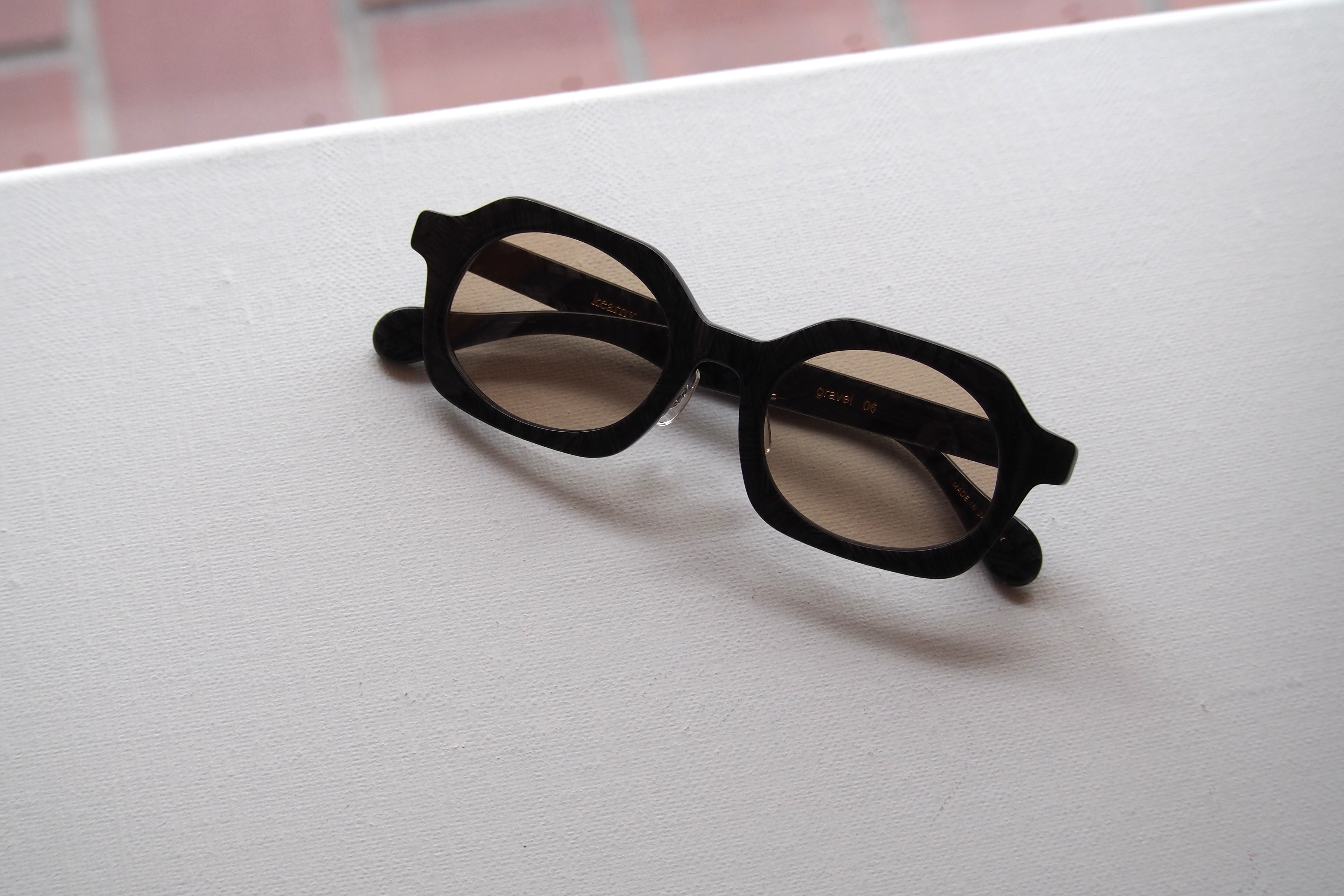 Kearny gravel 06 / black stone coarse tea lens – SUI OPTIQUE