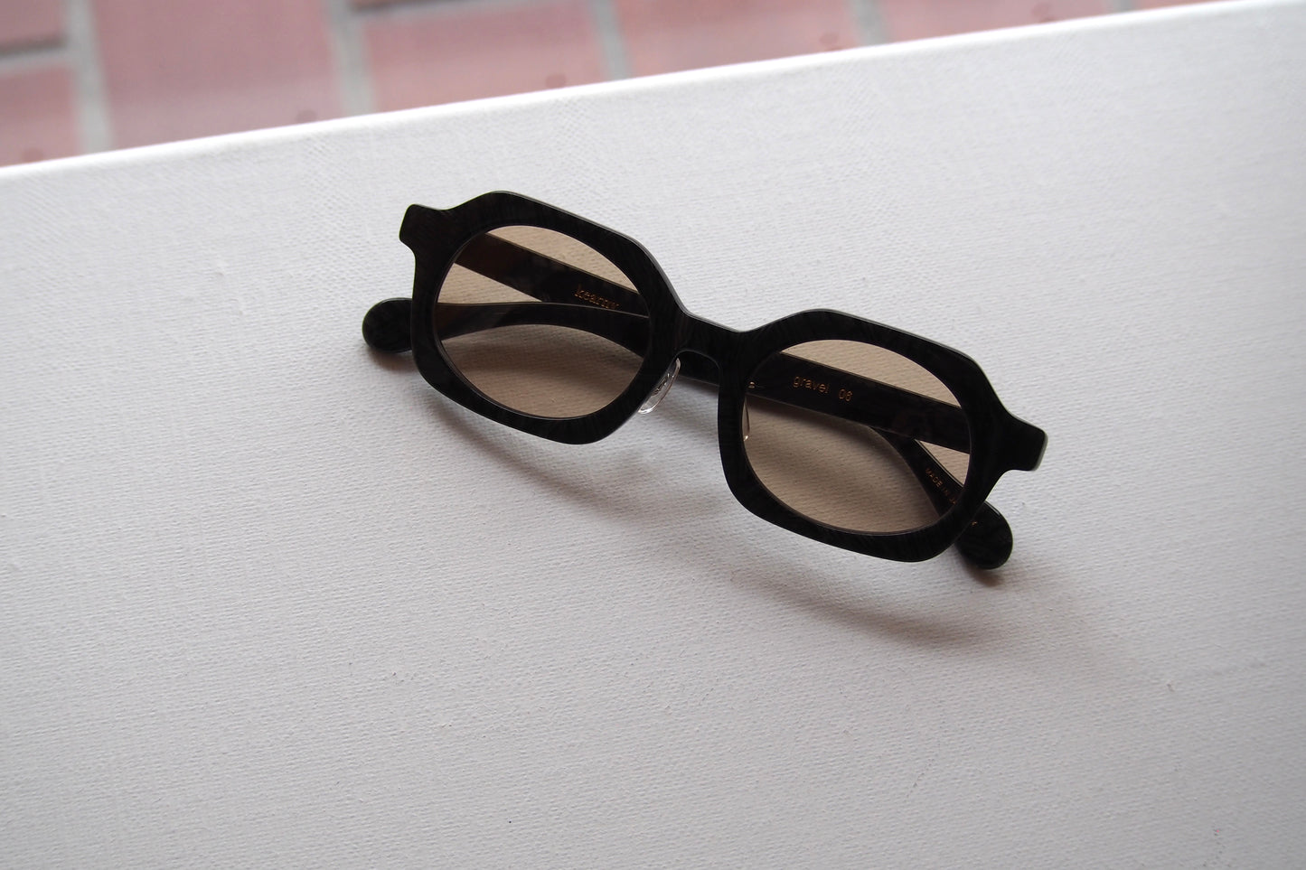 Kearny gravel 06 / black stone　coarse tea lens