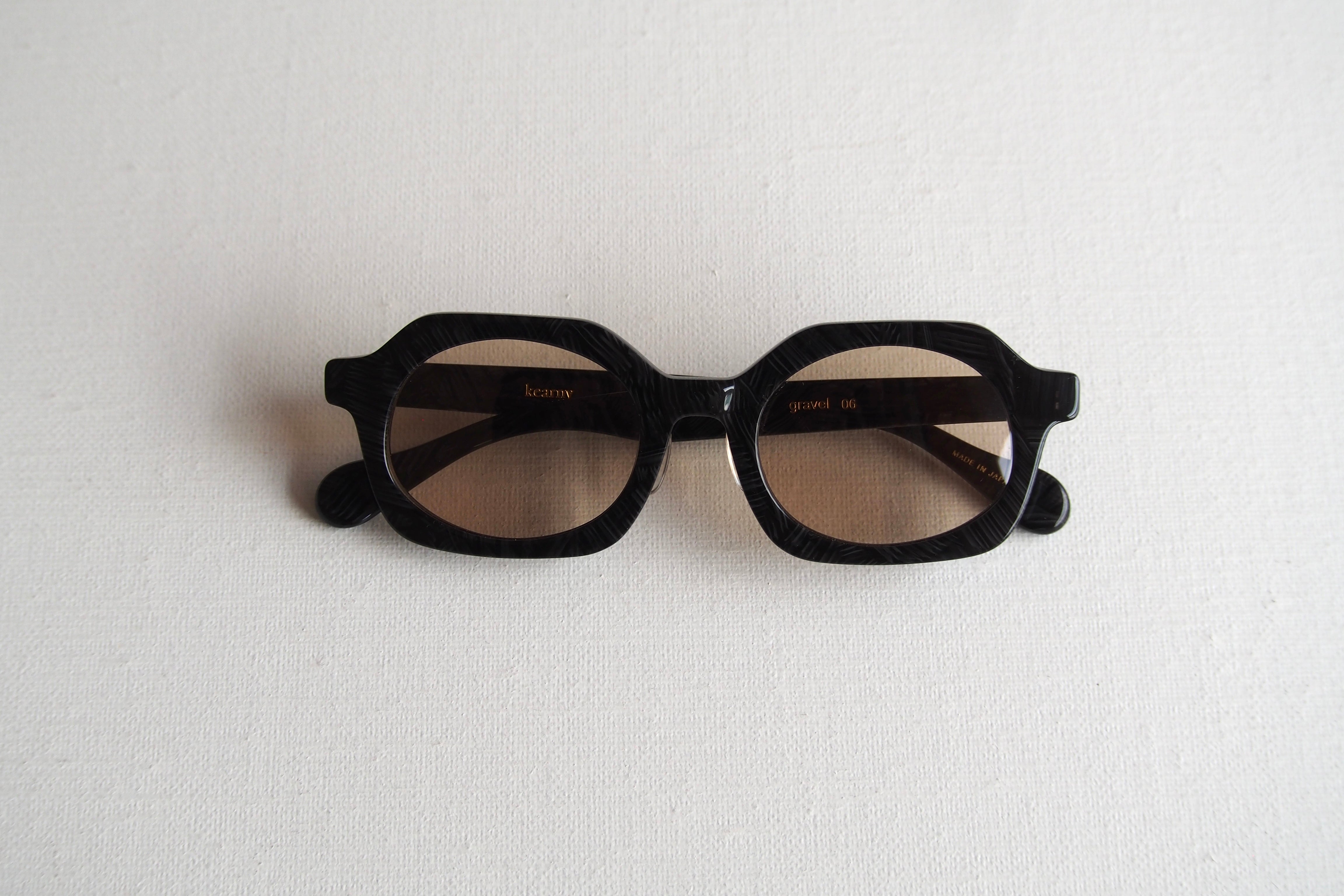 Kearny gravel 06 / black stone coarse tea lens – SUI OPTIQUE