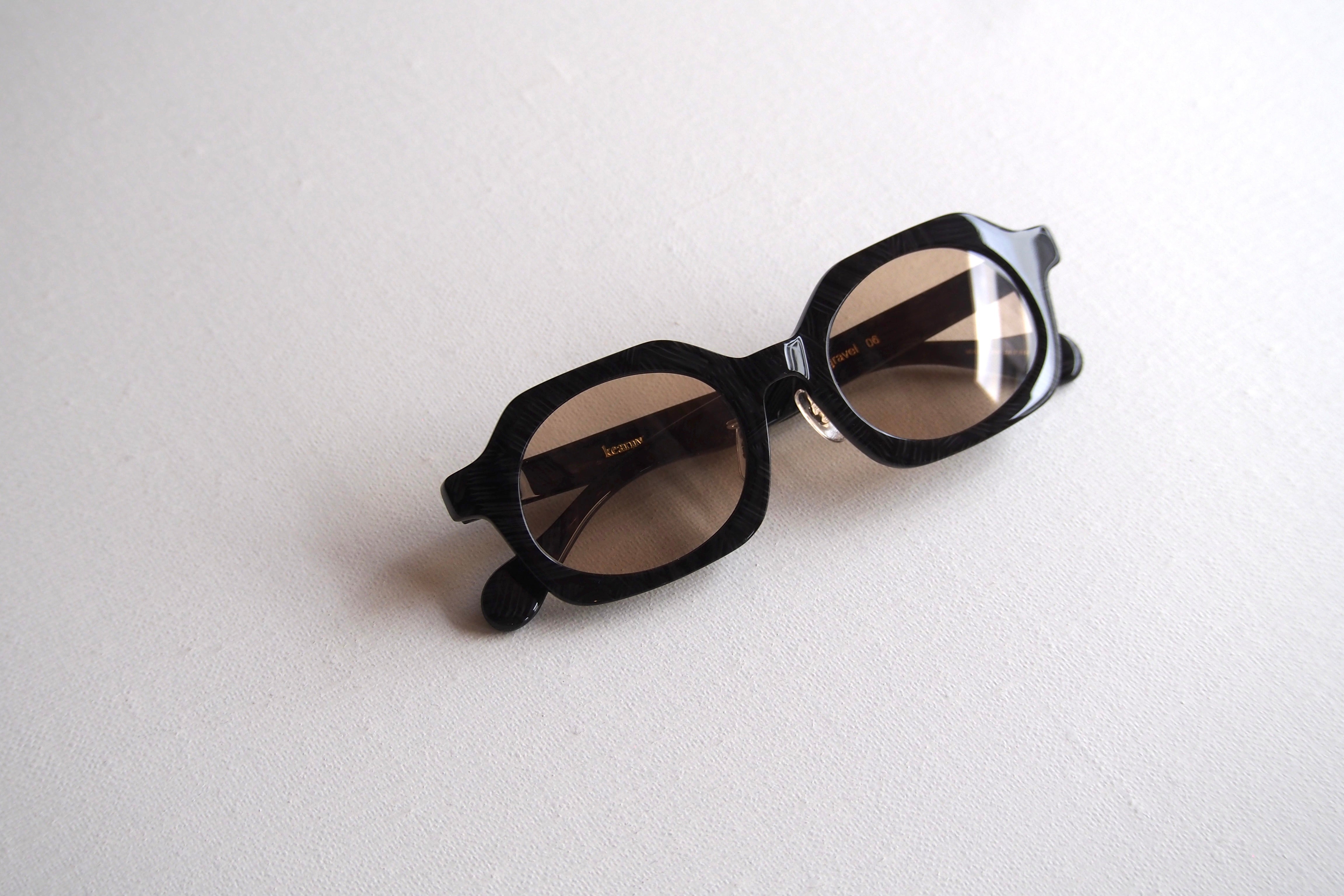 Kearny gravel 06 / black stone coarse tea lens – SUI OPTIQUE