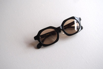 Kearny gravel 06 / black stone　coarse tea lens